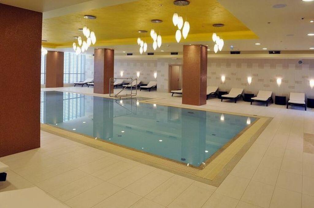 Pozrite si Širokého hotel