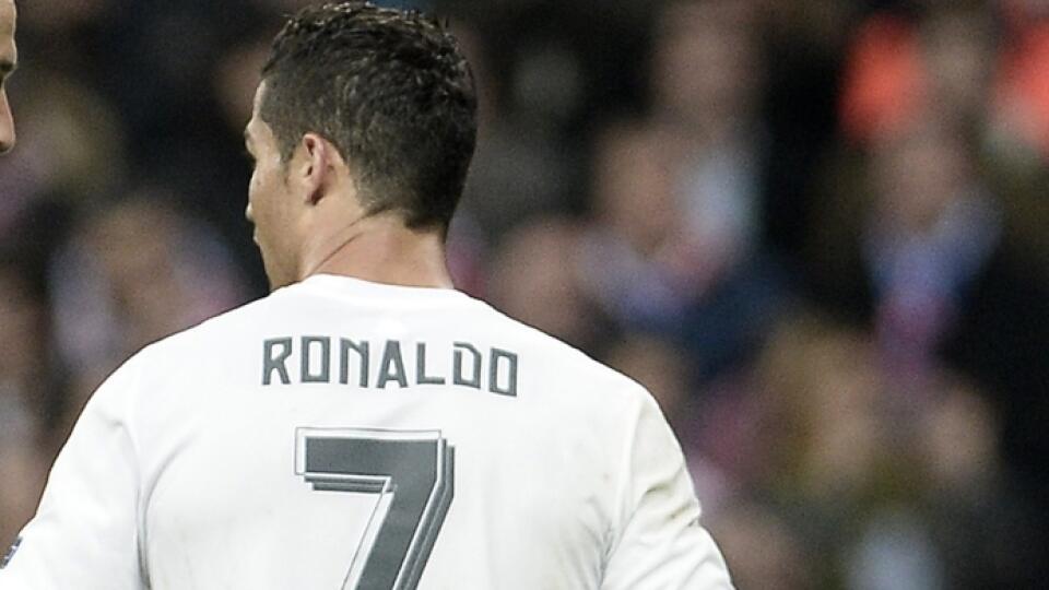 Zlatan Ibrahimovič (vľavo) a Cristiano Ronaldo v jednom zo vzájomných zápasov.