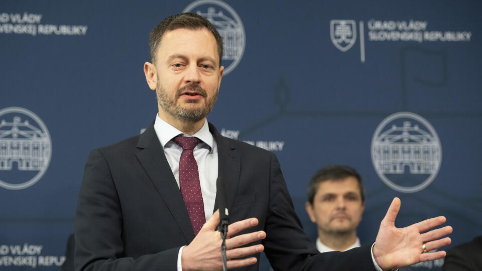 Na snímke predseda vlády SR Eduard Heger (OĽaNO) počas tlačovej konferencie po rokovaní vlády 7. decembra v Bratislave. Slovenská vláda v stredu odsúhlasila pilotné zmluvy s investormi BWSG a Kooperativa na zabezpečenie 9000 nájomných bytov v hodnote približne 1,5 miliardy eur. FOTO TASR - Pavel Neubauer