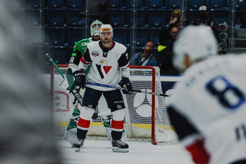 Na snímke Milan Kytnár (Slovan) počas zápasu 11.kola základnej časti hokejovej Tipos Extraligy medzi HC Slovan Bratislava a HC Nové Zámky.