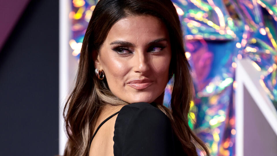 Sexi kanadská speváčka Nelly Furtado v odvážnej róbe