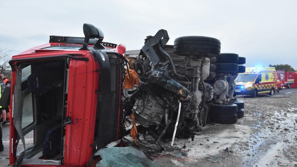 SR nehoda polícia mŕtvi autobus nákladné auto NRX
