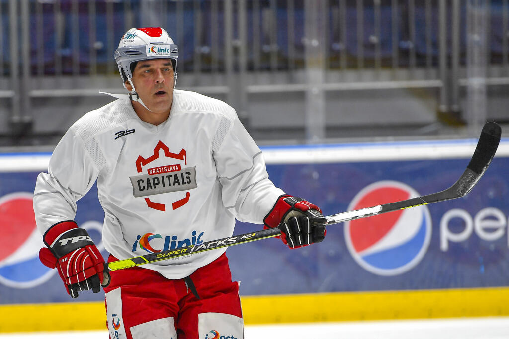 Na snímke prezident klubu Ivo Ďurkovič počas posledného oficiálneho tréningu klubu Bratislava Capitals. Hokejový klub iClinic Bratislava Capitals sa po nedávnych úmrtiach útočníka Borisa Sádeckého a viceprezidenta Dušana Pašeka ml. rozhodol nepokračovať v prebiehajúcom ročníku IHL. V Bratislave 14. novembra 2021.