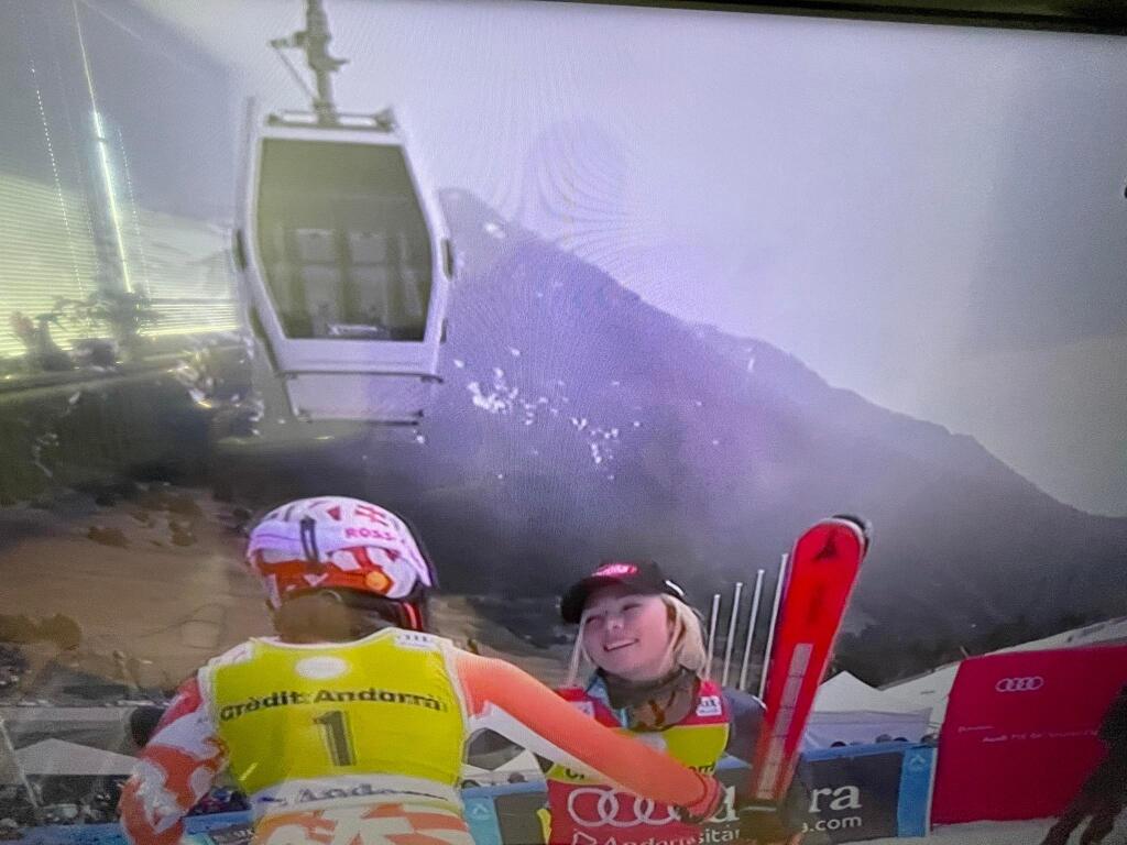 Shiffrinová síce nebola spokojná s 3. miestom, následne však Vlhovej pogratulovala k víťazstvu a vyobjímali sa.