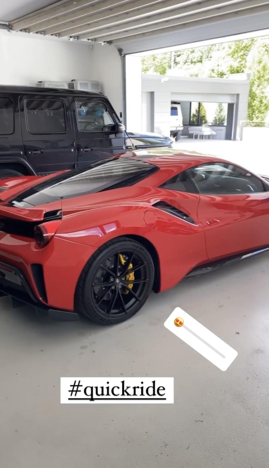 Slovenský futbalista sa ešte pred odchodom na reprezentačný zraz pochválil nadupadnou garážou. Kým v jednej skrýva krásne červené Ferrari a Mercedes G, v druhej je špeciálne upravený strieborný Mercedes G, ktorý najčastejšie používa na zrazoch národného mužstva.