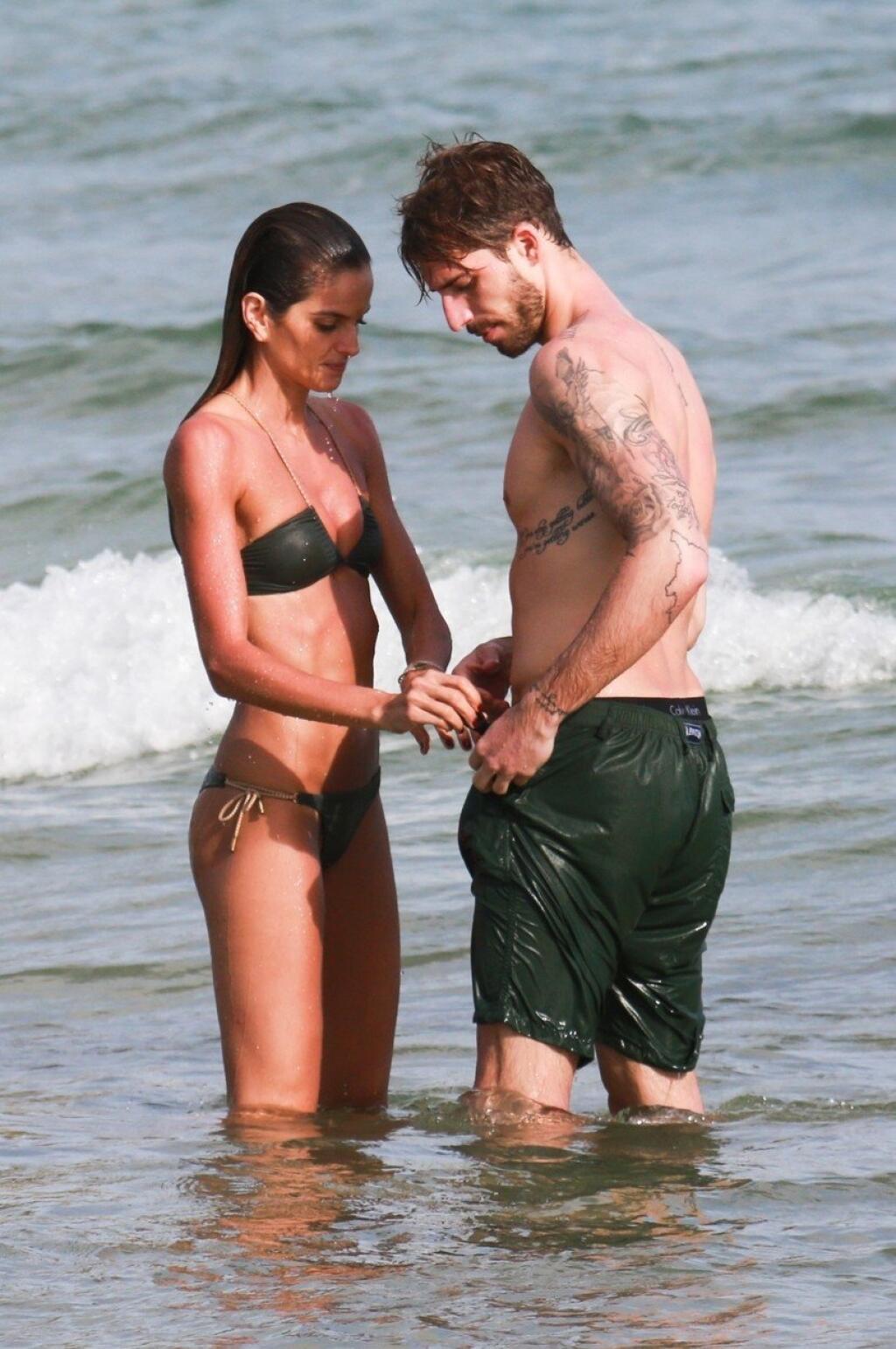Goulartová a Trapp majú na spoločných dovolenkách v pätách paparazzi fotografov.