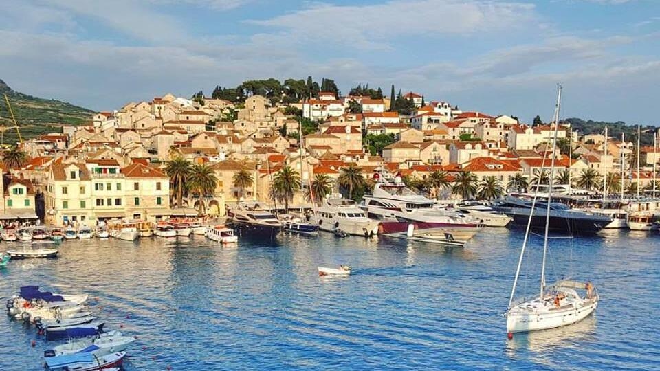 Hvar patrí k obľúbeným dovolenkovým destináciám v Chorvátsku.