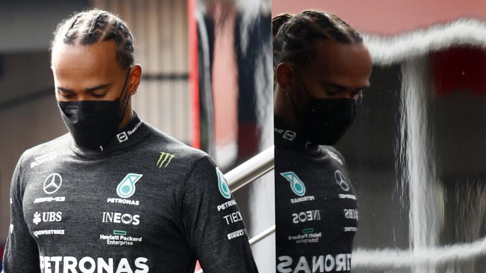 EBE 21 Catalunya – Na snímke britský pilot formuly 1 Lewis Hamilton z tímu Mercedes kráča dolu schodmi počas predsezónneho testovania F1 na okruhu Catalunya v Montmeló neďaleko španielskej Barcelony v piatok 25. februára 2022. FOTO TASR/AP
Mercedes driver Lewis Hamilton of Britain walks down stairs during a Formula One pre-season testing session at the Catalunya racetrack in Montmelo, just outside of Barcelona, Spain, Friday, Feb. 25, 2022. (AP Photo/Joan Monfort)