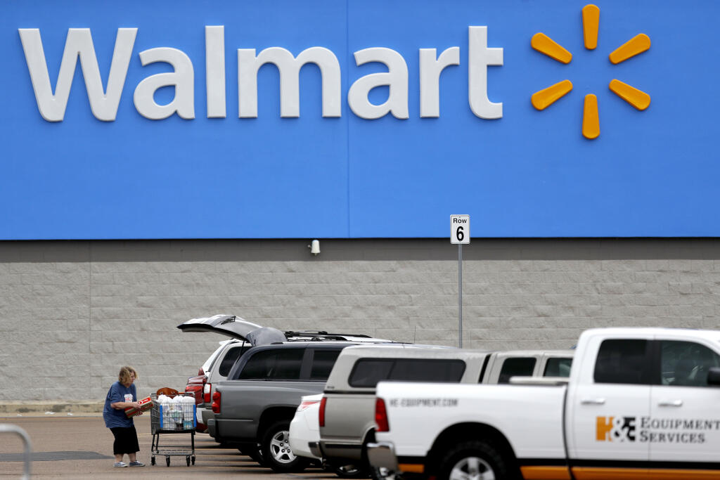 KK21 Pearl - Na archívnej snímke z 31. marca 2020 žena tlačí vozík s nákupom pred obchodom Walmart v americkom meste Pearl. Zisk amerického maloobchodného reťazca Walmart v 1. kvartáli jeho finančného roka 2020/2021 vzrástol. Spotrebitelia si totiž pre obmedzenia spojené s pandémiou nového koronavírusu vytvárali zásoby potravín a zvýšili aj nákupy hygienických a čistiacich prostriedkov. FOTO TASR/AP
FILE - In this March 31, 2020 file photo, a woman pulls groceries from a cart to her vehicle outs