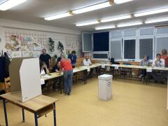 Podozrenie na pokus o falšovanie výsledkov volieb: Polícia zasahovala v hlasovacej miestnosti
