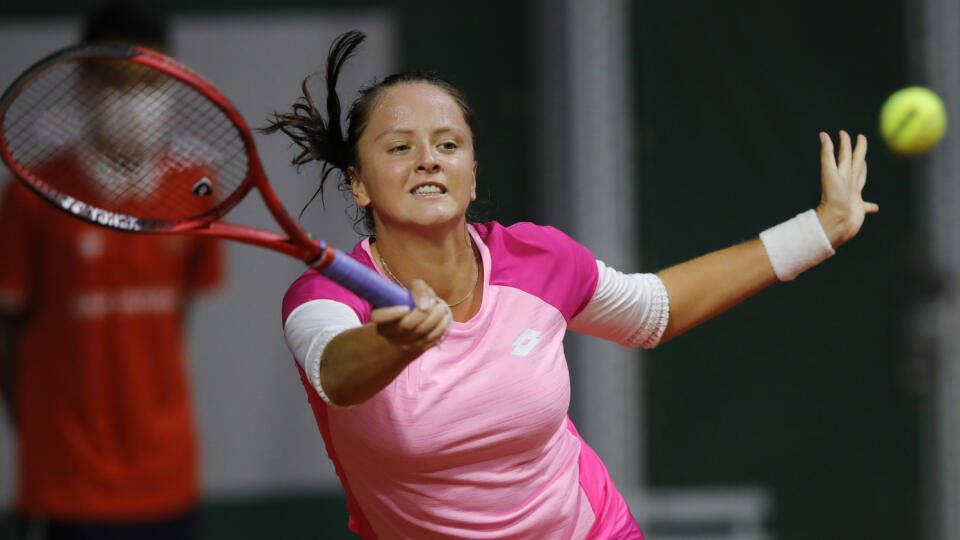 WA 53 Paríž - Slovenská tenistka Viktória Kužmová odvracia úder Češky Kristýny Plíškovej v zápase 1. kola ženskej dvojhry na grandslamovom turnaji Roland Garros v Paríži v pondelok 28. septembra 2020. FOTO TASR/AP
Slovakia's Viktoria Kuzmova plays a shot against Kristyna Pliskova of the Czech Republic in the first round match of the French Open tennis tournament at the Roland Garros stadium in Paris, France, Monday, Sept. 28, 2020. (AP Photo/Christophe Ena)