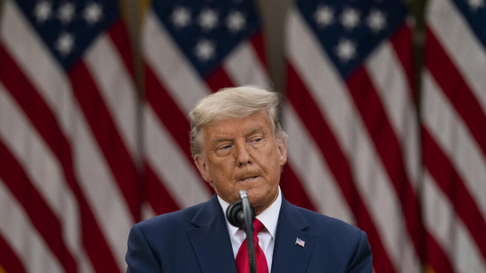 EBE 2 Washington - Na snímke americký prezident Donald Trump počas tlačovej konferencie, na ktorej informoval o plánoch týkajúcich sa autorizácie a distribúcie vakcíny proti koronavírusu a možného lockdownu, takmer pripustil, že v Bielom dome už nebude veľmi dlho v piatok 13. novembra 2020. FOTO TASR/AP
President Donald Trump speaks in the Rose Garden of the White House, Friday, Nov. 13, 2020, in Washington. (AP Photo/Evan Vucci)