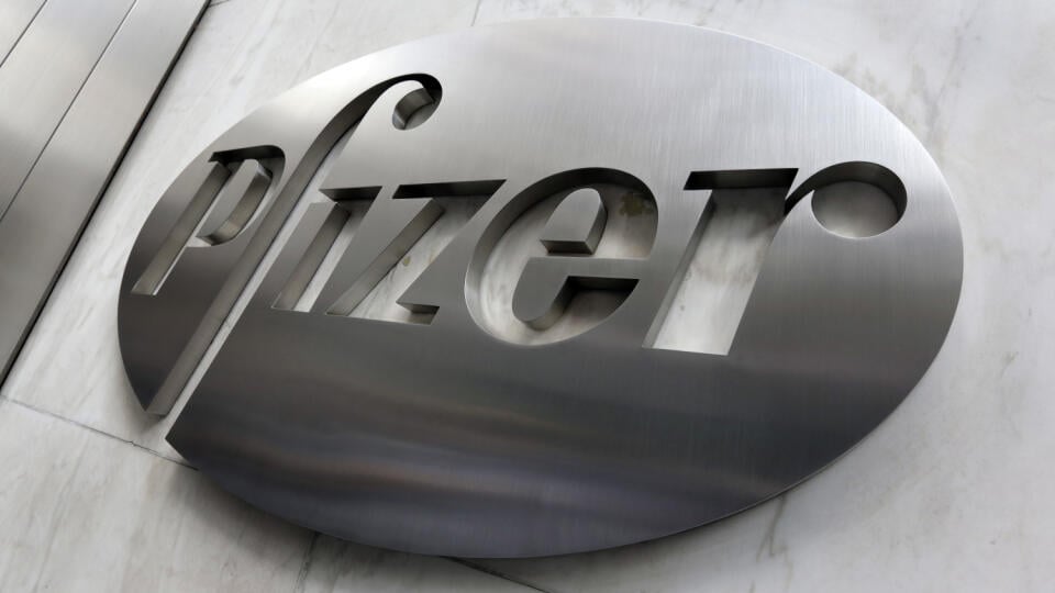 WA 15 archív New York - Na archívnej snímke zo 4. decembra 2017 logo americkej farmaceutickej spoločnosti Pfizer v New Yorku. USA zaplatia americkému farmaceutickému koncernu Pfizeru a nemeckej biotechnologickej firme BioNTech takmer 2 miliardy USD (1,75 miliardy eur) za 100 miliónov dávok ich potenciálnej vakcíny proti novému koronavírusu. FOTO TASR/AP
File- This Dec. 4, 2017, photo shows the Pfizer company logo at the company's headquarters in New York. The federal government has agreed to