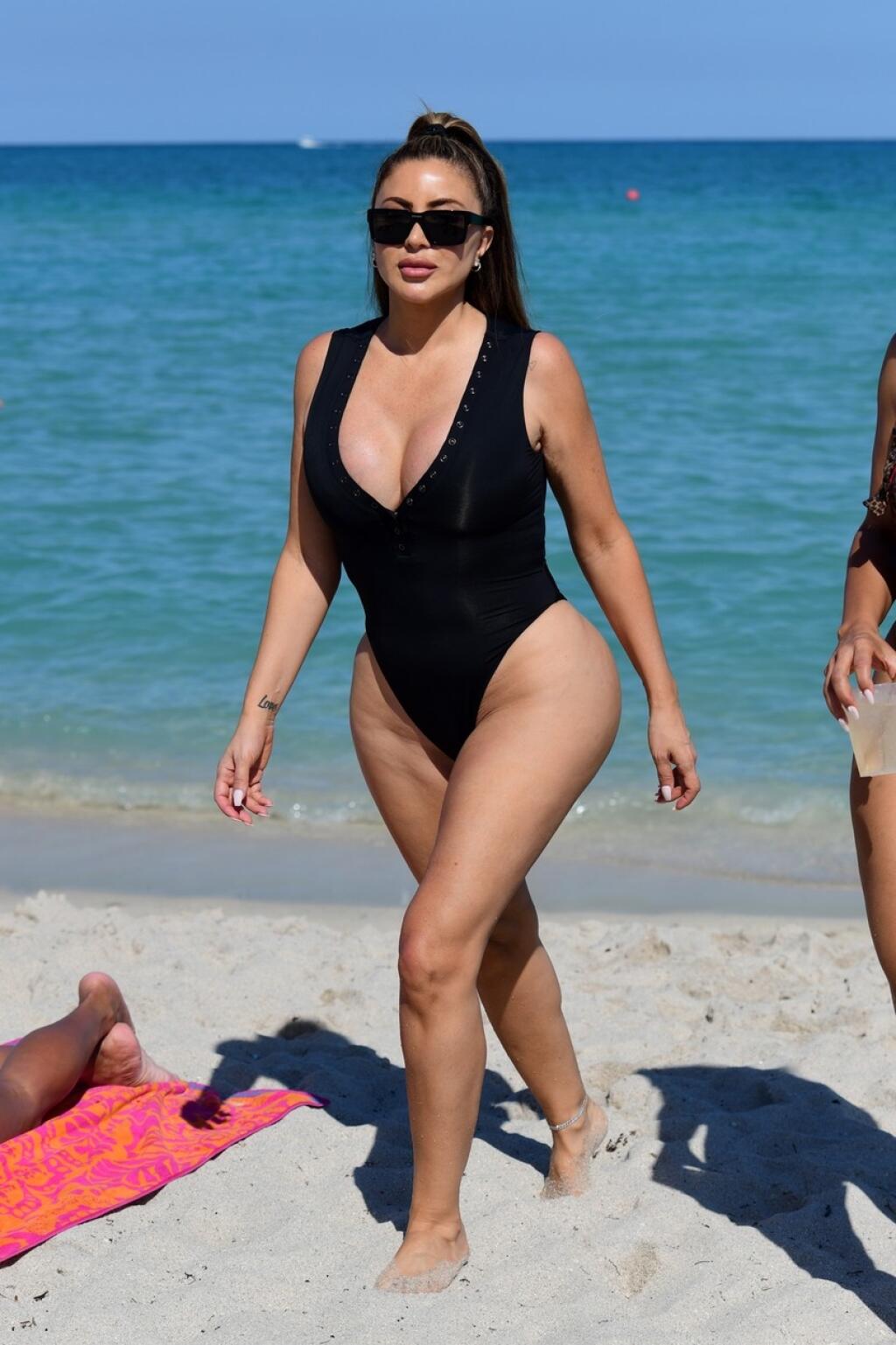 LarsaPippen na pláži opäť ukazovala svoje vraj prirodzené krivky.