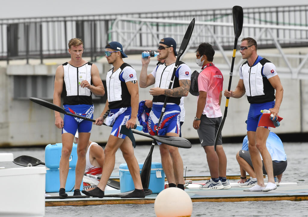 Na snímke slovenská posádka rýchlostných kanoistov K4 sprava - Erik Vlček, Adam Botek, Denis Myšák a Samuel Baláž po semifinále na 500 metrov počas XXXII. letných olympijských hier v Tokiu, 7. augusta 2021. FOTO TASR - Michal Svítok
