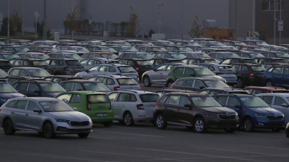 WA 5 Mladá Boleslav - Autá sú zaparkované pred závodom automobilky Škoda Auto v českom meste Mladá Boleslav, v ktorom sa opätovne spustila výroba v pondelok 27. apríla 2020. Automobilka Škoda Auto od pondelka obnovuje výrobu vo všetkých troch svojich českých závodoch. Tie boli zatvorené od 18. marca z dôsledku koronavírusovej pandémie. FOTO TASR/AP 

Cars are parked in front of the Skoda car factory as it reopens in Mlada Boleslav, Czech Republic, Monday, April 27, 2020. The factory was closed s