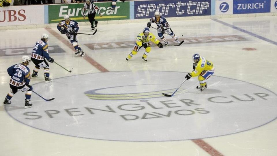 A general view of the hockey field during the game EHC Eisbaeren Berlin against HC Davos at the 80th Spengler Cup ice hockey tournament, in Davos, Switzerland, Tuesday, Dec. 26, 2006. (AP Photo/KEYSTONE/Salvatore Di Nolfi)