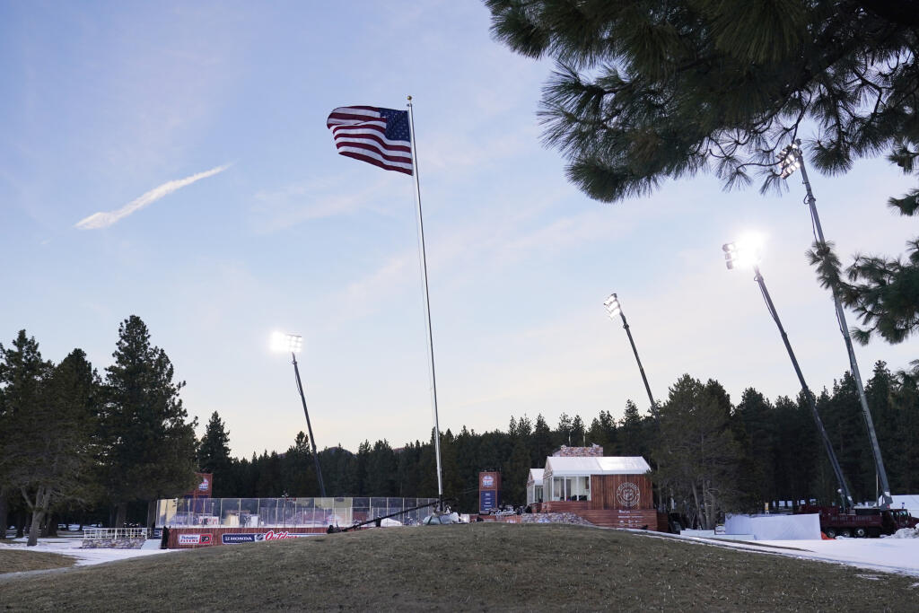 WA 2 Stateline - Americká vlajka veje pred hokejovým klziskom pod voľnou oblohou v zápase zámorskej hokejovej NHL Boston Bruins - Philadelphia Flyers v Stateline 21. februára 2021. FOTO TASR/AP
A United States flag flies near the outdoor hockey rink during the NHL hockey game between the Philadelphia Flyers and the Boston Bruins at Stateline, Nev., Sunday, Feb. 21, 2021. (AP Photo/Rich Pedroncelli)
