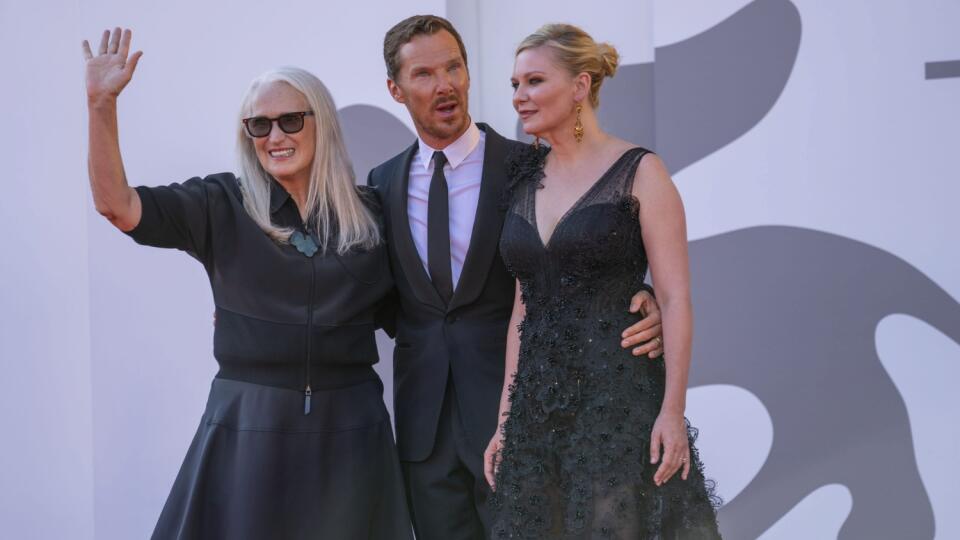 JB 69 Benátky - Herci zľava Jane Campionová, Benedict Cumberbatch a Kirsten Dunstová pózujú fotografom na červenom koberci počas ich príchodu na premiéru filmu 'The Power Of The Dog' na 78. ročníku medzinárodného filmového festivalu v Benátkach 2. septembra 2021. FOTO TASR/AP
Jane Campion, from left, Benedict Cumberbatch and Kirsten Dunst pose for photographers on the red carpet of the film 'The Power Of The Dog' at the 78th edition of the Venice Film Festival in Venice, Italy, Thursday, Sep,
