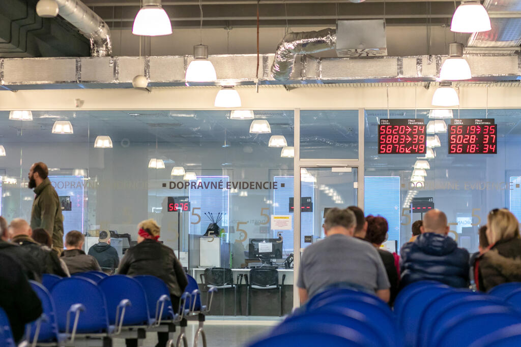 Na snímke klientské centrum MV v Bratislave, kde sa počas výskytu koronavírusu pohybovalo veľa ľudí a jeho pracovníci nestíhali vybavovať stránky. 