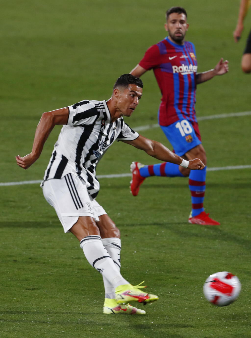 WA 20 Barcelona - Futbalista FJuventusu Cristiano Ronaldo strieľa v zápase FC Barcelona - Juventus Turín v rámci prípravného turnaja o Gamperov pohár v Barcelone v nedeľu 8. augusta 2021. Barcelona odohrala prvý zápas bez Lionela Messiho, keď Juventus porazila 3:0. Messi sa nedohodol s