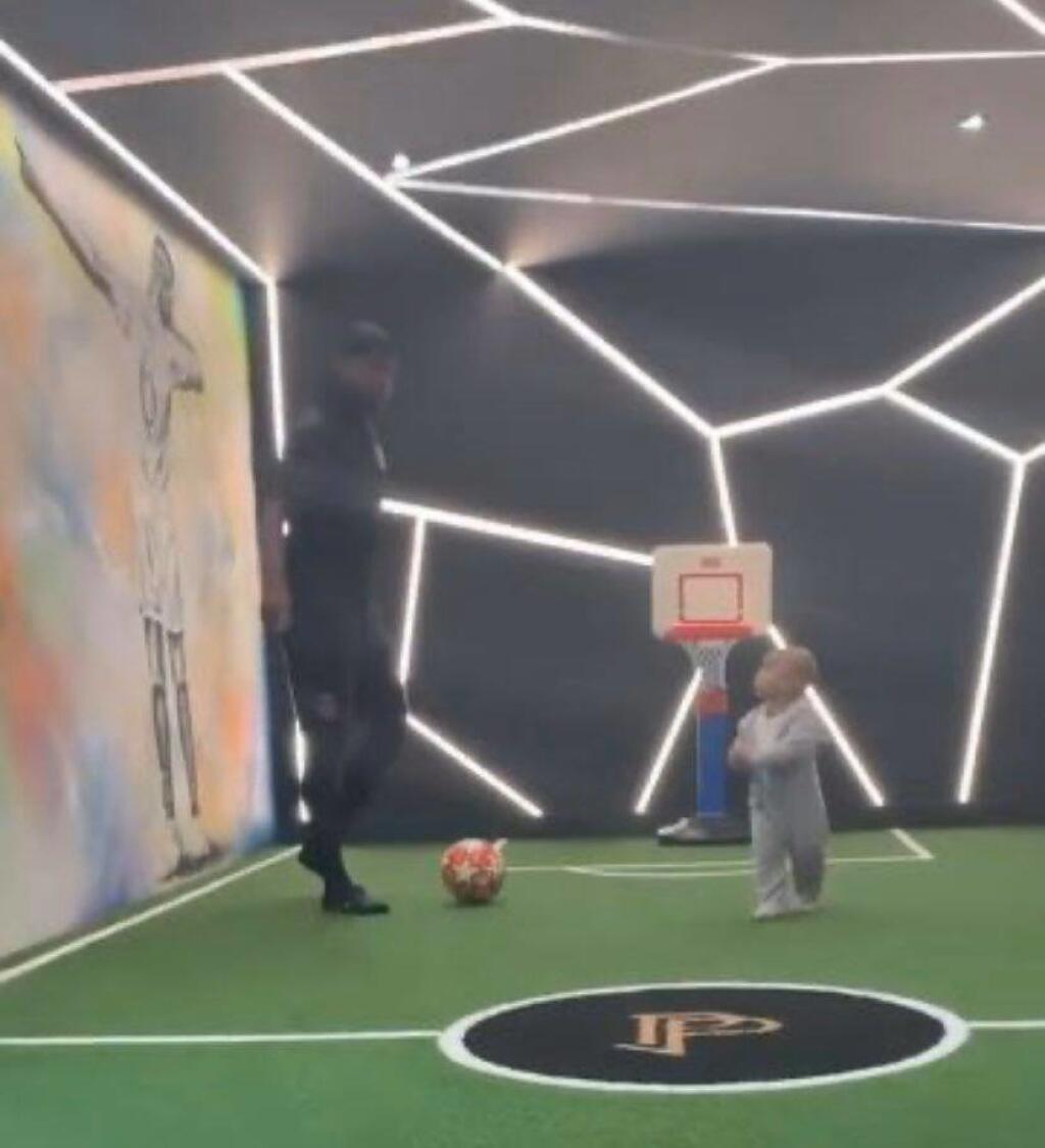 Na ihrisku, ktoré sa v dome taktiež nachádza, sa futbalista rád zabáva aj so svojím synčekom.