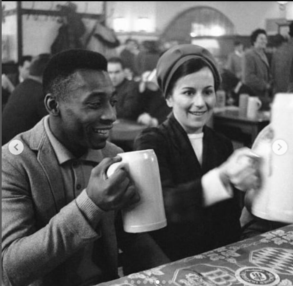 Pelé bol prvýkrát ženatý s Rosemeri Rose Cholbiovou.