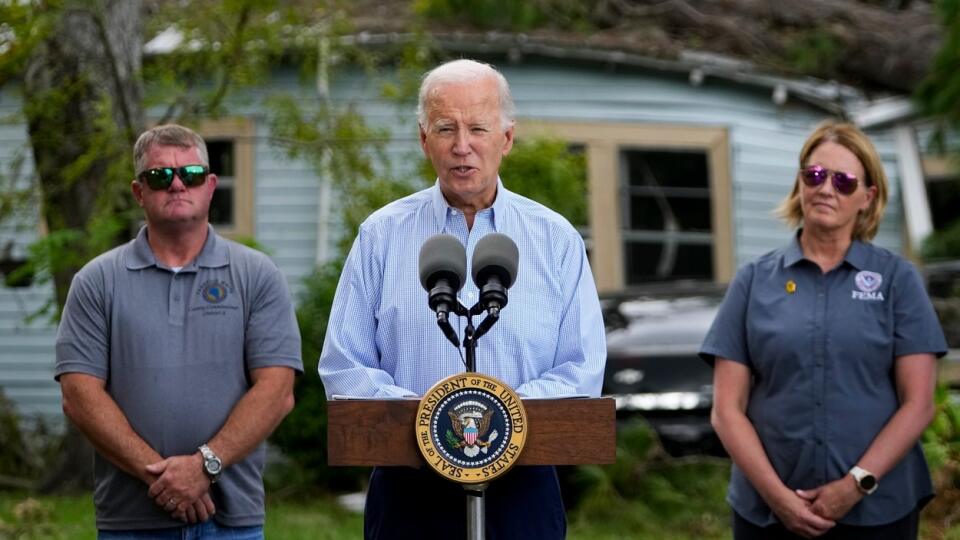 Joe Biden reční blízko kostola, ktorého časti plechovej strechy strhol silný vietor hurikánu Idalia, a blízko domu čiastočne zničeného spadnutým stromom 2. septembra 2023.