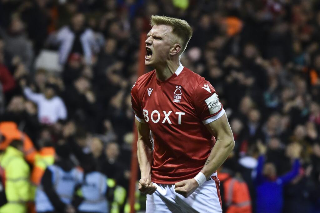 Na snímke hráč Nottinghamu Sam Surridge oslavuje gól v zápase 5. kola anglického FA Cupu vo futbale medzi Nottingham Forest a Huddersfield Town.