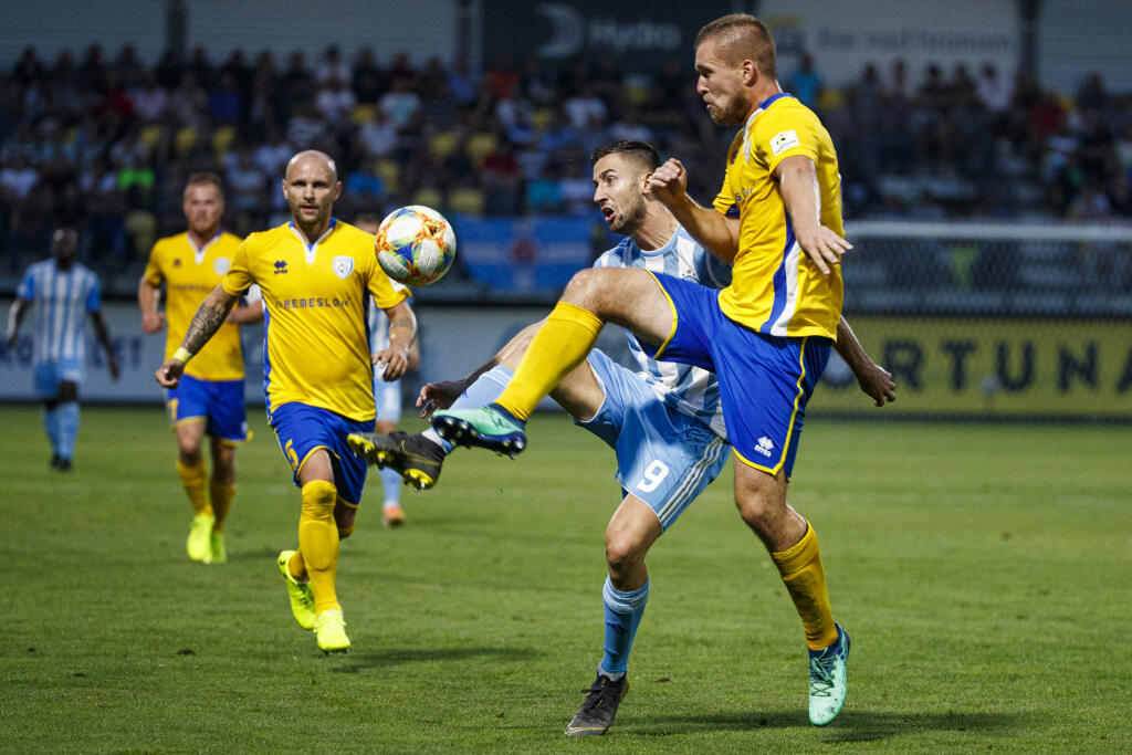 Na snímke Andraž Šporar a Patrik Jacko počas zápasu 1.kola Fortuna Ligy medzi nováčikom FK Pohronie a úradujúcim majstrom ŠK Slovan Bratislava.
