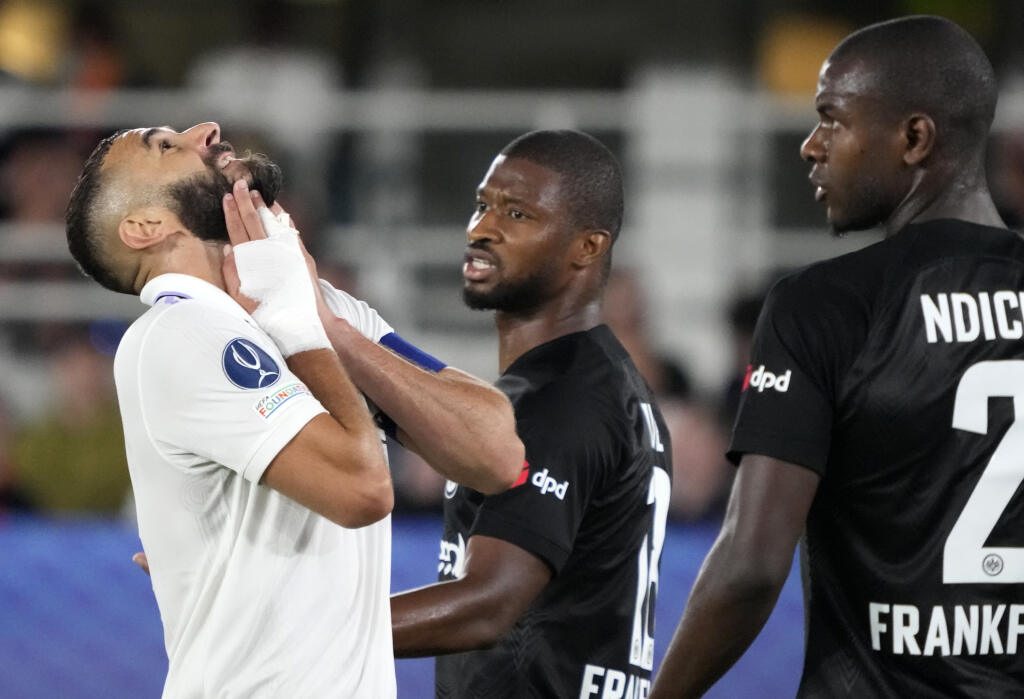 KK68 Helsinki - Na snímke hráč Realu Madrid Karim Benzema (vľavo) reaguje po nepremenenej šanci počas zápasu finále európskeho Superpohára UEFA Real Madrid - Eintracht Frankfurt na Olympijskom štadióne v Helsinkách 10. augusta 2022. FOTO TASR/AP