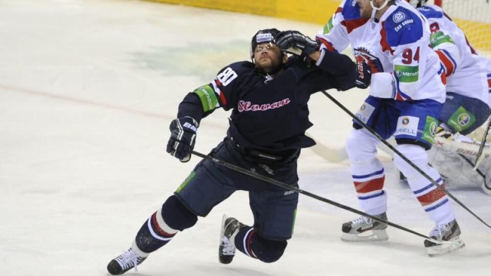 Zo stretnutia KHL Slovan Bratislava - Lev Praha 3. februára 2013 v Bratislave. Na snímke vľavo Ján Tabaček (Slovan) padá po ataku Vladimíra Maleviča (Lev).  FOTO TASR - Pavel Neubauer