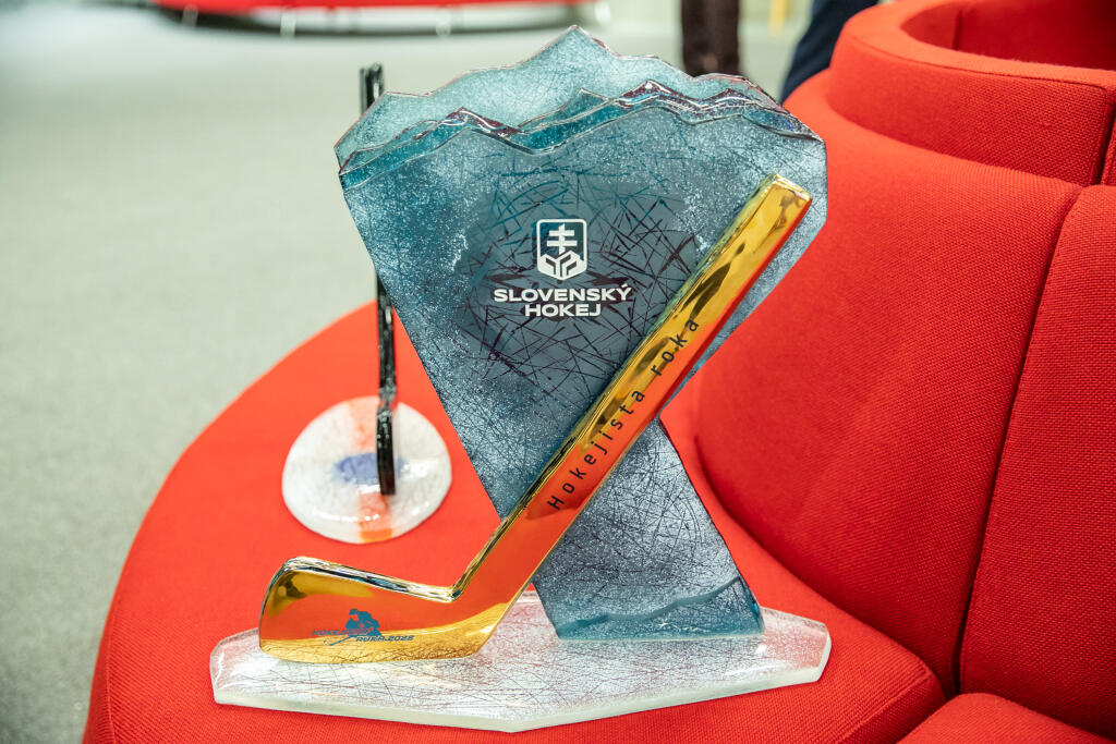 Takto vyzerala trofej pre Hokejistu roka, ktorú získal Juraj Slafkovský.