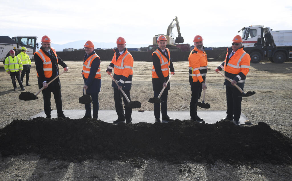 Na snímke sprava z starosta obce Valaliky Štefan Petrík, konateľ spoločnosti Valaliky Industrial Park Miloslav Durec, dočasne poverený predseda vlády SR Eduard Heger (OĽANO), dočasne poverený minister hospodárstva SR Karel Hirman a vľavo primátor Košíc Jaroslav Polaček počas slávnostného výkopu stavby priemyselného parku vo Valalikoch 20. februára 2023. FOTO TASR - František Iván