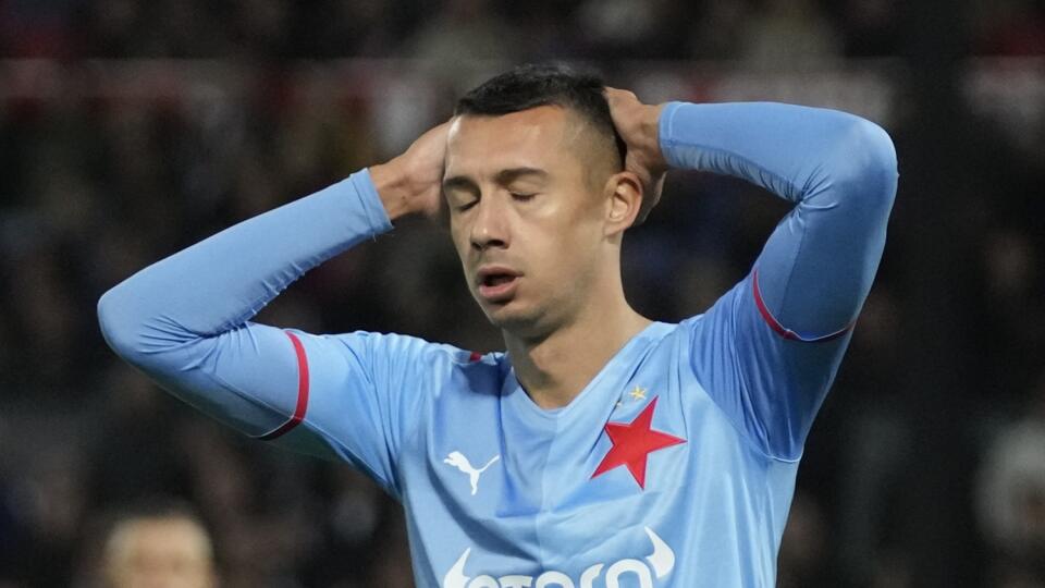WA 60 Rotterdam - Slovenský futbalový reprezentant v drese Slavia Praha Ivan Schranz reaguje po gólovej šanci počas zápasu 2. kola skupinovej fázy Európskej konferenčnej ligy Feyenoord Rotterdam - Slavia Praha v Rotterdame vo štvrtok 30. septembra 2021. FOTO TASR/AP
Slavia's Ivan Schranz reacts after missing a chance to score during the Europa Conference League group E soccer match between Feyenoord and Slavia Praha at the De Kuip stadium in Rotterdam, Netherlands, Thursday, Sept. 30, 2021. (A
