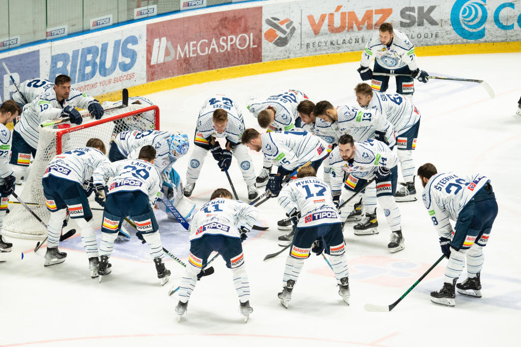Na snímke hráči Nitry v zápase 5. kola hokejovej Tipos extraligy medzi HK Nitra - HK Dukla Ingema Michalovce 30. septembra 2022 v Nitre. FOTO TASR - Henrich Mišovič