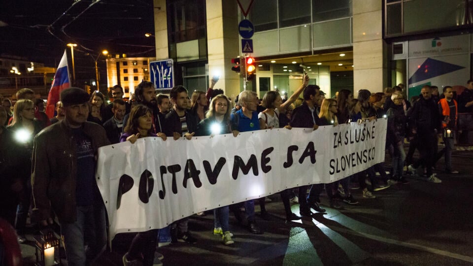 Pochod za slušné Slovensko. Z námestia SNP k parlamentu.