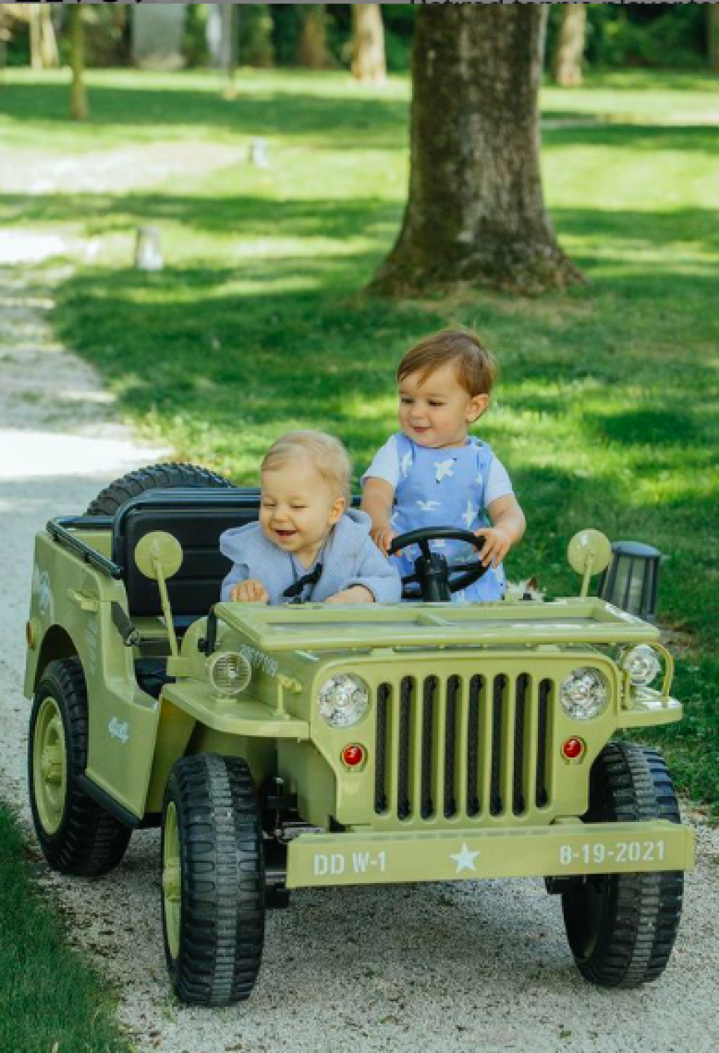 Jakubko sa preháňal po luxusnej záhrade hotela v nadupanom autíčku Jeep, ktorý dostal od svojich rodičov k narodeninám.