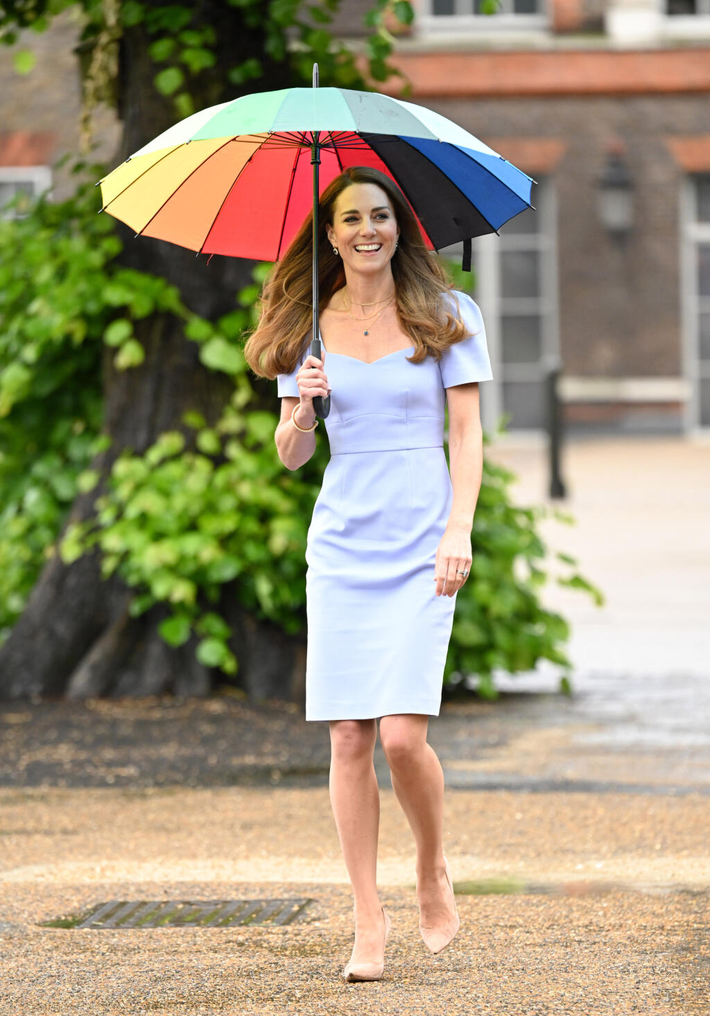 Kate s dáždnikom nielenže pripomínala hollywoodsku celebritu, ale zhodou okolností aj svoju sokyňu Meghan Markle (39), ktorá pred vyše rokom zažiarila za podobných okolností v takmer rovnakých šatách.