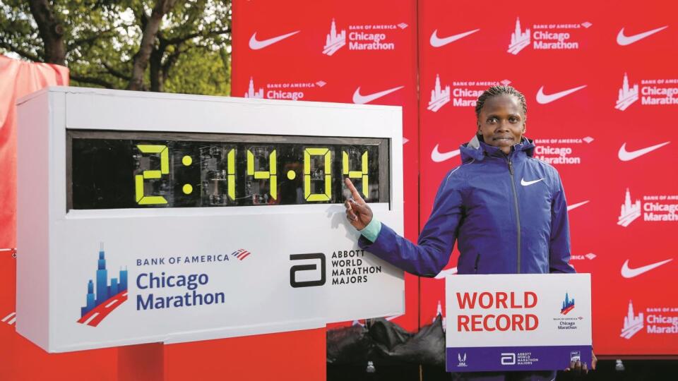 MÁM TO
Keňanka Brigid Kosgeiová sa teší zo
svetového rekordu po maratóne v Chicagu.