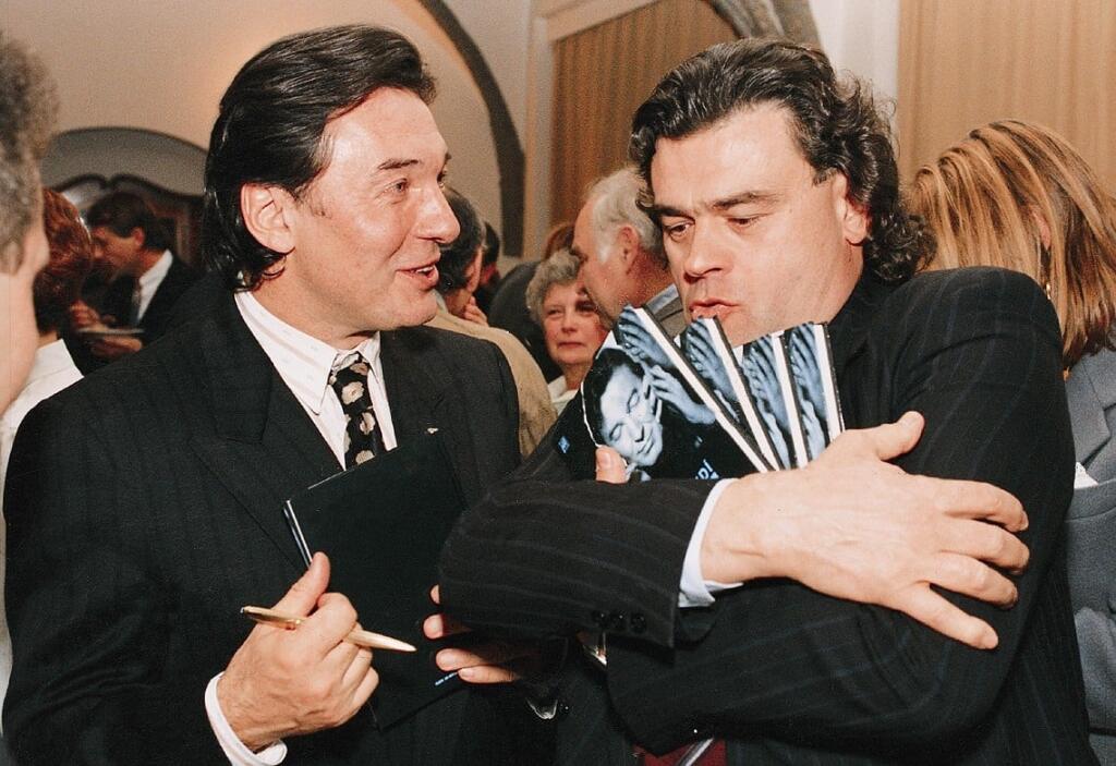 Fenomenálny Karel Gott bol podľa publikácie s názvom Gott – Československý príbeh, prísnym strážcom informácii o svojom živote. Neraz si ho vraj prikrášľoval nepravdivými, či skreslenými skutočnosťami.