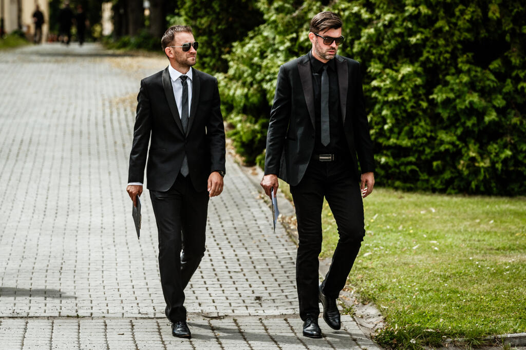 Na snímke zľava Marek Bakoš a Matúš Kozáčik prichádzajú na poslednú rozlúčku so zosnulým slovenským futbalovým reprezentantom Mariánom Čišovským vo Veľkej obradnej sieni Ústředního hřbitova v Plzni.