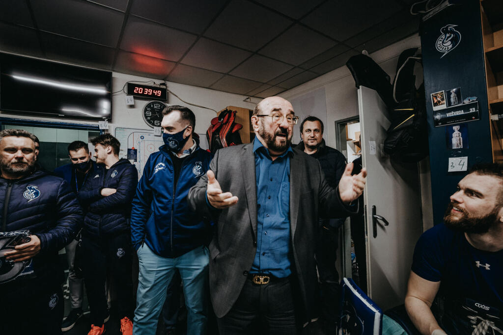 Andrej Danko (vzadu) zavítal do šatne Popradu po štvrtom zápase play off Tipos extraligy.