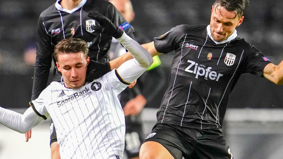 KK4 Trondheim - James Holland (vpravo) z LASK Linz a Anders Trondsen z Rosenborgu počas zápasu 5. kola D-skupiny Európskej ligy Rosenborg Trondheim - LASK Linz 28. novembra 2019 v Trondheime. FOTO TASR/AP
James Holland of LASK, right, in action against Rosenborg's Anders Trondsen during their Europa League group D soccer match Rosenborg BK vs LASK Linz at the Lerkendal Stadium in Trondheim, Norway, Thursday Nov. 28, 2019. (Ole Martin Wold/NTB scanpix via AP)