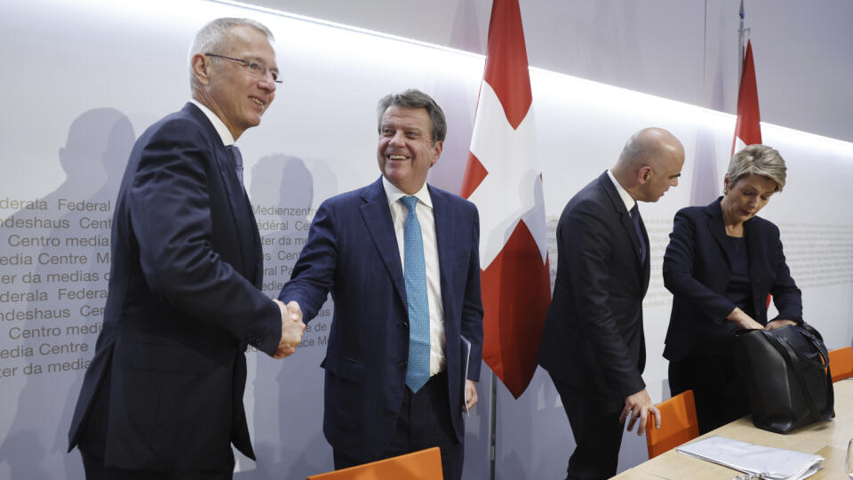 WA 49 Bern - Na snímke zľava predseda predstavenstva druhej najväčšej švajčiarskej banky Credit Suisse Axel Lehmann, predseda predstavenstva najväčšej švajčiarskej banky UBS Colm Kelleher, švajčiarsky prezident Alain Berset a švajčiarska ministerka financií Karin Kellerová-Sutterová stoja po tlačovej konferencii, na ktorej oznámili dohodu o prevzatí Credit Suisse jej domácim konkurentom UBS v Berne v nedeľu 19. marca 2023. FOTO TASR/AP
Axel Lehmann, Chairman Credit Suisse, left, and Colm Ke