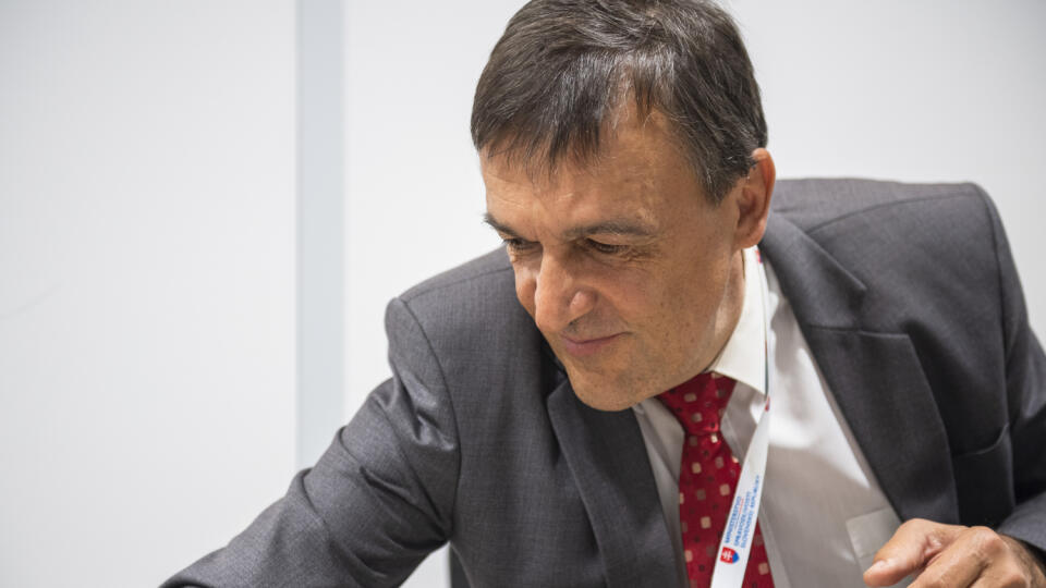 Na snímke kandidát na predsedu Špecializovaného trestného súdu (ŠTS), sudca Ján Hrubala čaká na vypočutie pred výberovým konaním na post predsedu ŠTS v Bratislave 3. augusta 2020. FOTO TASR - Jaroslav Novák