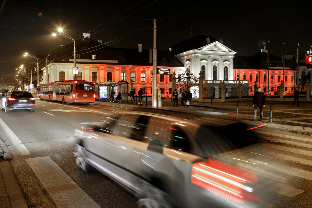 Na snímke Prezidentský palác v Bratislave vysvietený v rakúskych národných farbách na znak solidarity s Rakúskom a jeho obyvateľmi po pondelkových (2. 11.) teroristických útokoch v Bratislave 3. novembra 2020. FOTO TASR - Dano Veselský