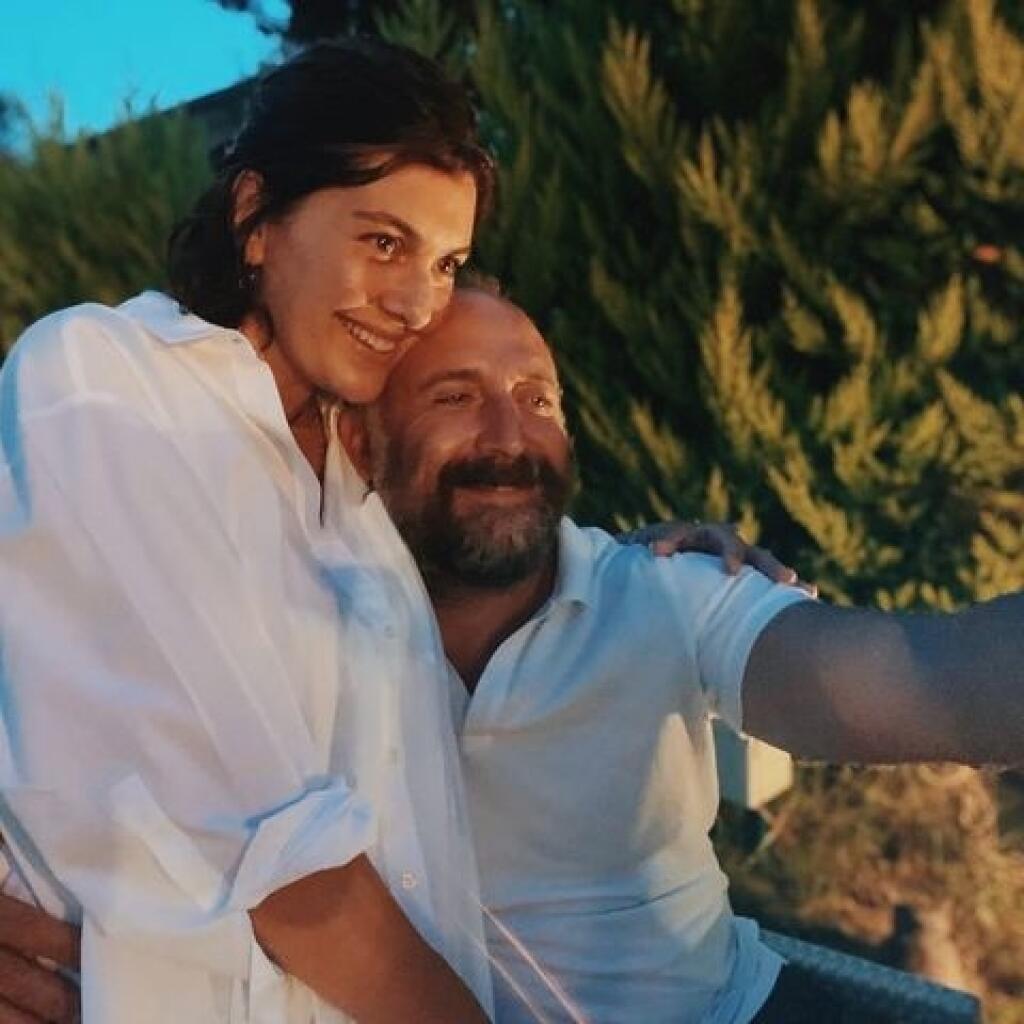 Zatiaľ čo krásna herečka nestarne z jej manžela je už šedivý dedko.