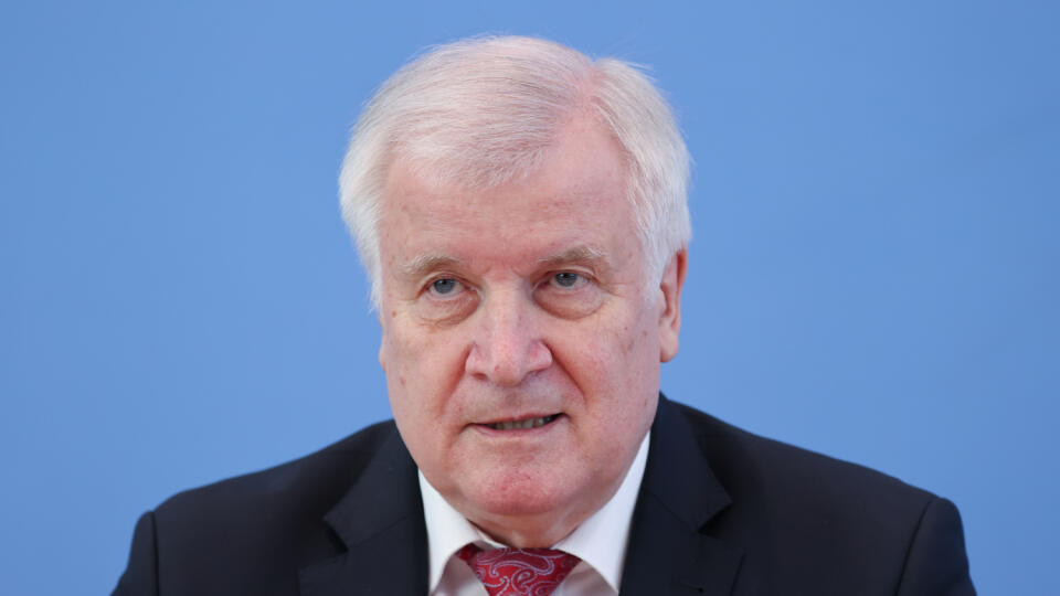 Na archívnej snímke z 27. mája 2020 nemecký minister vnútra Horst Seehofer hovorí počas tlačovej konferencie v Berlíne.