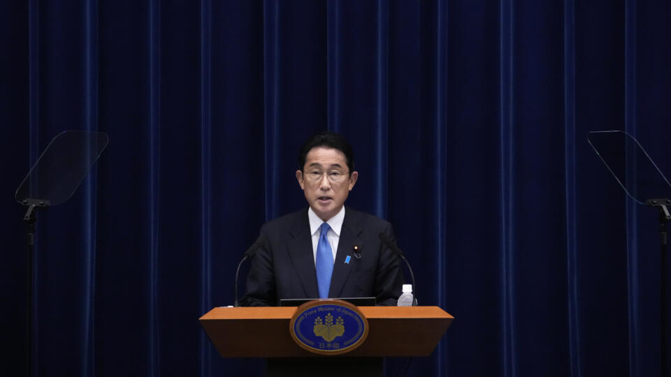KK31 Tokio - Na snímke japonský premiér Fumio Kišida hovorí počas tlačovej konferencie 31. augusta 2022 v Tokiu. Japonský premiér Fumio Kišida sa v utorok ospravedlnil za prepojenie svojej vládnucej strany s kontroverznou Cirkvou zjednotenia a verejnosti prisľúbil, že politický subjekt s ňou preruší vzťahy. FOTO TASR/AP
Japan's Prime Minister Fumio Kishida speaks during a news conference at the prime minister's official residence in Tokyo Wednesday, Aug. 31, 2022. Kishida says his ruling party w